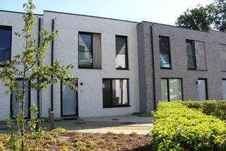 Instapklare BEN-woning (2023) met EPC A+, 13 zonnepanelen en zuidgerichte tuin in Nijlen – verkoop onder registratierechten. Carport + extra staanplaats inbegrepen.<br /><br />Op zoek naar een recente, energiezuinige woning waar comfort, duurzaamheid en een uitstekende ligging samenkomen? Dan is deze instapklare BEN-woning uit 2023 precies wat u zoekt. Gelegen in een rustig, autovrij woonerf geniet u van een veilige en aangename woonomgeving.<br /><br />Met een EPC A+ en een uitzonderlijk E-peil van -18 voldoet de woning aan de strengste energienormen. Dankzij 13 zonnepanelen, een lucht-waterwarmtepomp, ventilatiesysteem D en vloerverwarming in de volledige woning geniet u van maximaal wooncomfort en bijzonder lage energiekosten. De installatie is bovendien voorbereid om eenvoudig vloerkoeling te voorzien.<br /><br />De lichtrijke leefruimte sluit aan op een volledig uitgeruste open keuken met kookeiland en AEG-toestellen. Aansluitend bevindt zich een praktische berging met aansluiting voor wasmachine en droogkast.<br /><br />Op de verdieping vindt u drie volwaardige slaapkamers, waarvan één momenteel als dressing is ingericht. Alle kamers beschikken over een ethernetaansluiting. De moderne badkamer is uitgerust met een ruime inloopdouche en voorbereid voor een ligbad.<br /><br />De zuidgerichte tuin biedt de hele dag zon en beschikt over een ruime tuinberging. De carport met voorbereiding voor een laadpaal en de private staanplaats zijn inbegrepen.<br /><br />Verder beschikt de woning over een regenwaterput van 5.000 liter, Woodstone-tegels doorheen de volledige woning en vliegenramen.<br /><br />Gelegen op wandelafstand van het centrum van Nijlen, winkels, scholen en openbaar vervoer, met een vlotte verbinding naar de E313 en de uitvalswegen richting Lier en Herentals.<br /><br />**Troeven:** bouwjaar 2023 • 132 m² bewoonbare oppervlakte • verkoop onder registratierechten • EPC A+ • E-peil -18 • 13 zonnepanelen • warmtepomp • vloerverwarming • 3 slaapkamers • zuidgerichte tuin • carport en private staanplaats.<br />
