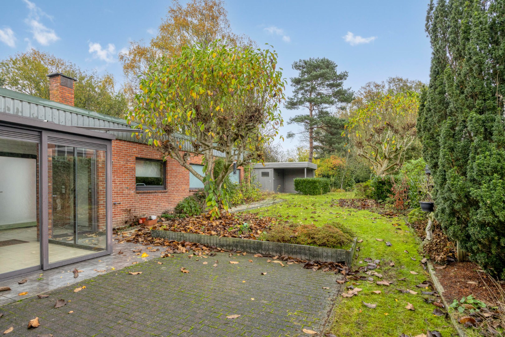 Zeer goed gelegen woning met 3 slpks, bureel, veranda en magazijn op ruime grond. - foto 4