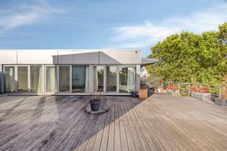<strong>Exclusieve penthouse met zeldzaam groot dakterras nabij het Groen Kwartier.</strong><br /><br />Dit prachtige appartement van ca. 147m² baadt in het licht dankzij de royale glaspartijen, die binnen en buiten naadloos in elkaar laten overvloeien. Het indrukwekkende, <strong>zuidgerichte dakterras </strong>van ca. 00m² fungeert als een volwaardige extra leefruimte waar u vrijwel de hele dag van de zon kan genieten.<br /><br /><strong>Indeling:</strong><br />Bij het betreden van de woning valt meteen de uiterst lichte, uitgestrekte woonkamer op. Deze ruimte vloeit naadloos over in een strakke, open keuken die voorzien is van alle hedendaagse inbouwtoestellen. Verder telt het appartement <strong>twee volwaardige slaapkamers</strong>, met de optie om een ruime, derde slaapkamer bij te maken. Vervolgens, de ingerichte badkamer, uitgerust met een ligbad, wastafelmeubel en een toilet.<br /><br /><strong>Bijzonderheden:</strong><br />EPC label <strong>B</strong>;<br /><strong>Aparte</strong> nutsvoorziening (gas, water en elektriciteit).<br /><br /><strong>Ligging:</strong><br />De locatie biedt het beste van twee werelden. U wandelt in no-time naar de bruisende wijk <strong>Zurenborg</strong> voor een hapje of een drankje. Daarnaast bevinden het <strong>station Antwerpen-Berchem</strong> en het <strong>sfeervolle Groen Kwartier </strong>zich letterlijk om de hoek. Hier geniet u van het centrale stadsleven, maar dan met een ongeziene hoeveelheid (buiten)ruimte.