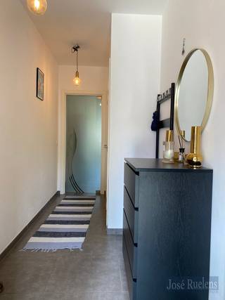 Interessant, uniek gelijkvloers appartement met privé-tuin.<br /><br />Het appartement, gebouwd in 2015, bestaat uit een een eigen voordeur die rechtstreeks toegang geeft tot het appartement.<br /><br />Via de inkom met vestiaire komt u in een lichtrijke woonkamer met aansluitend de deels open geïnstalleerde keukenhoek met toegang tot de berging met aansluiting voor een wasmachine.<br /><br />Verder is er een slaapkamer, badkamer met douche in bad en een apart toilet.<br /><br />Grote troef van het appartement is diepe tuin achteraan, waar je kan genieten van de rust en de zon. <br /><br />Tot slot is er een ondergrondse autostaanplaats met plaats voor een fiets in de residentie. <br /><br />Momenteel is het appartement verhuurd, sinds 2019, voor 900 euro incl. 50 euro gemeenschappelijke kosten. Het privatie verbruik van water, verwarming en electriciteit is individueel.<br /><br />Bent u op zoek naar dat unieke gelijkvloerse appartement met een privé-tuin , wacht niet en kom dit appartement ontdekken. Boek nu uw afspraak via info@immoruelens.be