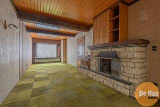 <br /><br />HERZELE - Deze stevige eengezinswoning met zijn verzorgde uitstraling kan u vinden pal in het centrum van Herzele. Deze woning, welke zeker nood heeft aan een stevige renovatie, biedt u naast een stevige en stabiele basis (betonnen tussenvloeren), heel wat potentieel. Naar indeling zelf is de woning op het gelijkvloers voorzien van een garage, een inkomhal met gastentoilet, een ruime woonkamer met een aanpalende eetkamer, een kleine bergruimte en een aparte keukenruimte voorzien van een functionele keuken. Verder werd de woning voorzien van een ruim overdekt terras welke toegang biedt tot de grote achterliggende tuinzone. Op de eerste verdieping beschikt de woning naast de nachthal, over 3 ruime slaapkamers en een badkamer. Verder is de woning nog voorzien van een praktische kelder en een zeer ruime zolder welke nog uitbreidingsmogelijkheden biedt. Naast zijn zeer centrale ligging is natuurlijk de grote tuinzone in het centrum zeker een extra troef aan deze woning. <br /><br />Op wandelafstand bevinden zich scholen, openbaar vervoer, cultureel centrum, sportcentrum, station en de markt van Herzele.<br /><br />Kortom bent u op zoek naar een betaalbare woning in het centrum van Herzele met heel wat potentieel en schrikt een renovatieproject jou zeker niet af. Dan is deze woning zeker een opportuniteit mede door zijn ruime benutbare oppervlakte, 3 slaapkamers, tuin en ligging. Voor meer info of bezoek 053/60.65.60.<br /><br />De vermelde prijs is een richtprijs. Na ontvangst van de biedingen zal de verkoper beslissen of hij/zij de eigendom verkoopt aan het beste bod. De richtprijs is aldus niet bindend voor de verkoper.