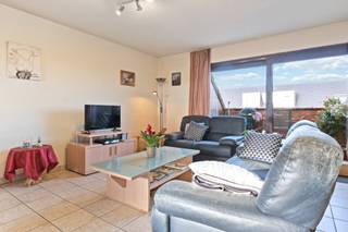 <p>Op zoek naar een gezellig en energiezuinig appartement op een centrale locatie? Dit aangename dakappartement in het centrum van Oostkamp combineert comfortabel wonen met een praktische indeling en een gezellig terras om heerlijk te ontspannen.</p>
<p>De ruime en lichtrijke woonkamer sluit naadloos aan op de open keuken en vormt het ideale decor voor gezellige momenten met familie en vrienden. Daarnaast beschikt het appartement over twee slaapkamers, een badkamer en een praktische berging voor extra opbergruimte.</p>
<p>Een absolute troef is het gezellige terras, waar u in alle rust kunt genieten van een zonnig moment of een ontspannen avond buiten.</p>
<p>Met een EPC-label B geniet u bovendien van een energiezuinige woonst. Op het gelijkvloers is er een gemeenschappelijke fietsenberging voorzien, handig voor wie zich graag met de fiets verplaatst.</p>
<p>Dankzij de centrale ligging bevinden winkels, horeca en andere dagelijkse voorzieningen zich op korte afstand.</p>
<p>De troeven op een rij:</p>
<ul>
<li>Energiezuinig wonen met EPC-label B</li>
<li>Gelegen in het centrum van Oostkamp</li>
<li>Ruime woonkamer met open keuken</li>
<li>Twee slaapkamers</li>
<li>Gezellig terras</li>
<li>Badkamer en praktische berging</li>
<li>Gemeenschappelijke fietsenberging op het gelijkvloers</li>
</ul>
<p>Een ideale woonst voor wie op zoek is naar een combinatie van comfort, energiezuinigheid en een centrale ligging!<br />Voor verdere info of een bezoek, contacteer Bruno 0496 234126 of bruno.vanthuyne@acasa.immo</p>