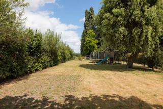 Meer info en een bezoek (bezoekdag op 3 oktober - namiddag): gelieve te bellen naar 0485/321.842<br />Net buiten het dorp van Zaffelare bevindt zich deze alleenstaande en recent vernieuwbouwde woning. Het huis geniet van een maximale bewoonbare oppervlakte door de 2 volle bouwlagen. Zo is er op het gelijkvloers een grote woonkamer waarbij de ramen zowel op het oosten, zuiden als westen uitkijken, een grote bijkeuken/wasplaats, een apart toilet, een speelkamer die evenwel dienst kan doen als praktijk/slaapkamer/kantoor, een keldertje en een voutekamer die ingericht is als bureauruimte. Boven zijn er 4 mooie slaapkamers, een apart toilet en een mooi ingerichte badkamer met ligbad, inloopdouche en dubbele lavabo. Een grote troef doorheen het huis is het uitzicht op de grote eigen tuin, maar ook op het achterliggende, uitgestrekte groen. Andere voordelen van een recente verbouwing zijn o.m.: een EPC A label, blanco keuring van de elektriciteit, 6480Wp aan zonnepanelen en een thuisbatterij van 10 kWh , een regenwaterput, gescheiden riolering, ... De ruime gezinswoning is na een schilderbeurt perfect instapklaar zonder zorgen. Er is een apart garagegebouw met 2 automatische sectionaalpoorten en een deur, dit gebouw kan mooi afgewerkt worden met crepi zoals op de woning, houten sidings of andere. Het terras met zicht op de grote tuin, het volwassen groenscherm rondom én de mogelijkheid om een kleine weide van 800m2 bij te huren, maken het geheel nog meer bijzonder.