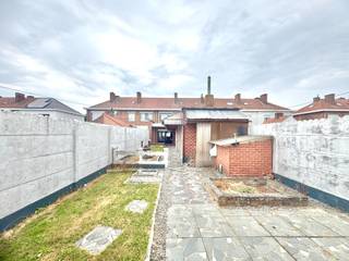 Gesloten bebouwing in rustige residentiële woonbuurt; Indeling: voortuin, inkom met traphal, woonkamer met ruimte voor eetplaats en salon; Leefkeuken, toilet met doorgang naar de badkamer met ligbad, wastafel en bidet; doorgang naar de kelder en de inkomhal; boven drie kamers en berging; Tuin met bergingen; doorgang naar dubbele garage met uitweg langs achteren; Beschikbaar: onmiddellijk; Info en bezoek: info@elet.immo;