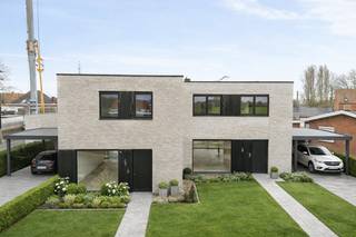 <span>Zeer goedgelegen, kwalitatieve moderne nieuwbouw gelegen in de Moorstraat te Sint-Eloois-Vijve.</span><br /><br /><span>Goedgelegen MODERNE kwalitatieve nieuwbouw, voorzien van de laatste technieken.</span><br /><span>INDELING: inkom, apart toilet, gezellige lichtrijke leefruimte met open geïnstalleerde keuken, berging en wasplaats, eventuele carport, en op het verdiep 3 slaapkamers en badkamer.</span><br /><br /><span>Voorzien van ZONNEPANELEN, vloerverwarming warmtepomp.</span><br /><br /><span>Info: emiel@immobeguin.be</span>