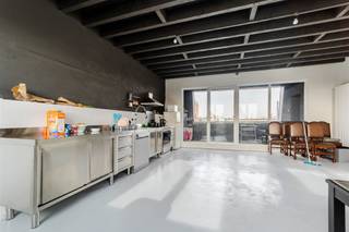 <p><span>Appartement rénové de 3 chambres avec terrasse et vue imprenable</span></p><p><span> </span></p><p><span>Situation :</span></p><p><span>Dans un quartier récemment rénové et réaménagé de Merksem, sur la Heirmanstraat, cet appartement sur le toit est à vendre. En face de l'appartement se trouve une place verte. En outre, toutes les possibilités de transport public, les magasins et les établissements de restauration sont accessibles à pied.</span></p><p><span> </span></p><p><span>Disposition :</span></p><p><span>L'appartement est situé au troisième étage d'un immeuble de 6 appartements. Il n'y a pas d'ascenseur et donc pas de frais communs ! Vous pouvez garer votre voiture dans le garage, qui peut également être acheté. Vous pouvez ranger votre vélo en toute sécurité dans le local à vélos commun.</span></p><p><span> </span></p><p><span>Le couloir est situé au centre de l'appartement et sépare les espaces de vie et de sommeil. D'un côté se trouve l'espace de vie avec une cuisine ouverte. Ici, il y a un accès direct à la terrasse d'environ'ou 7,5m². De l'autre côté se trouvent les 3 chambres à coucher et la salle de bains avec toilettes.</span></p><p><span> </span></p><p><span>En plus, cet appartement sur le toit a quelques'n 12m² de panneaux solaires. </span></p><p><span> </span></p><p><span>Détails :</span></p><p><span>- rénové en 2023</span></p><p><span>- loué pour 1 100 euros/mois</span></p><p><span>- pas de frais communs</span></p><p><span>- électricité conforme</span></p><p><span>- surface habitable 99m² cfr. EPC</span></p>