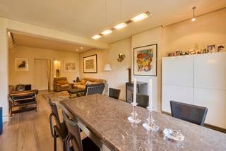 <strong>Prachtig te renoveren woning in het groen in Stevoort.</strong> De woning is gelegen op een perceel van maar liefst 20a91ca en geeft direct een instant-vakantiegevoel met veel privacy. De woning ligt in het midden van het perceel en heeft zowel aan de voor- als aan de achterkant een ruime tuin. De woning dient volledig gerenoveerd en aangepast te worden aan de hedendaagse normen. Maak een echte parel van dit unieke pand. De ligging tussen het groen en de velden, zit inbegrepen in de prijs. <br /><br /><span>De huidige indeling is als volgt:</span><br />Inkomhal met toegang tot de keuken voorzien van al de toestellen. De leef- en zitruimte is voorzien van een pelletkachel die zorgt voor de verwarming van de volledige woning. Op het gelijkvloers is er nog een kleine slaapkamer en een zeer ruime badkamer. Vloeren, plafonds, ... dienen nog verder voorzien te worden. Wasplaats aan de achterinkom. Verder is er een grote (onvergunde) garage en stalling. Dak van deze achterbouw moet volledig aangepakt worden (asbest). <br /><br />Op het verdiep zijn er nog 2 slaapkamers voorzien en deze dienen volledig afgewerkt en gerenoveerd te worden.<br /><br />De woning beschikt ook nog over zonnepanelen van 4900 Watt Piek. Ze leveren nog 5 à 6 certificaten van €230 op per jaar gedurende nog 4 jaar. In 2021 is de riolering voorzien van een gescheiden systeem. De ramen moeten allen vervangen worden. De renovatieverplichting is van toepassing om de woning energiezuiniger te maken.<br /><br />Op zoek naar een unieke parel waar je je eigen stempel nog kan op drukken? Neem dan vandaag nog contact op voor een bezichtiging.<br /><br /><span>Wij ontzorgen je ook voor de <strong>verkoop</strong> van je <strong>huidige woning</strong>! Voor meer uitleg helpen we je graag verder.</span>