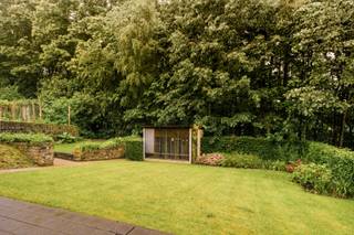 Perfect onderhouden woning met prachtige tuin, zolder, volledig onderkelderd en grote garage.Op de gelijkvloerse verdieping bevinden zich: de...