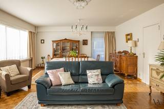 Dit ruime appartement is gelegen op een ideale locatie vlakbij de zeer residentiële Leopold III-laan, Heverleebos, winkels, op- en afritten...