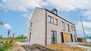 <p>In een <strong>rustige</strong> en <strong>centraal gelegen</strong> buurt te Tielt stellen wij deze halfopen <strong>nieuwbouwwoning </strong>te huur. De woning werd <strong>future proof </strong>gebouwd en voldoet aan de <strong>strengste energienormen</strong>. Bovendien is deze <strong>lichtrijke</strong> woning het resultaat van een mooie combinatie van <strong>modern wooncomfort</strong>, een <strong>praktische indeling</strong> en het gebruik van <strong>duurzame materialen</strong>. Ideaal voor gezinnen die aangenaam en comfortabel willen wonen met een <strong>vlotte bereikbaarheid</strong> met <strong>alle voorzieningen binnen handbereik.</strong></p>
<p>Met een bewoonbare oppervlakte van circa 230 m² omvat de woning <strong>4 ruime slaapkamers</strong> en <strong>2</strong> <strong>volwaardige badkamers</strong>. De leefruimte vormt het centrale punt van de woning en sluit mooi aan op de <strong>volledig uitgeruste keuken</strong>, voorzien van koelkast, diepvriezer, oven en een kookplaat met geïntegreerde dampkap. Enerzijds biedt de leefruimte directe toegang tot de <strong>onderhoudsvriendelijke tuin met terras</strong> en geeft anderzijds een <strong>prachtig, open zicht op het omliggende groen</strong>.</p>
<p>Daarenboven beschikt de woning over <strong>twee privatieve staanplaatsen</strong> met <strong>openbare</strong> <strong>laadfaciliteit</strong> voor de elektrische wagen.</p>
<p><strong>Troeven van deze woning:</strong></p>
<ul>
<li>Energiezuinige installatie met warmtepomp en vloerverwarming</li>
<li>Inpandige fietsenberging</li>
<li>2 privé staanplaatsen met publieke laadmogelijkheid voor elektrische wagen</li>
<li>Zongerichte tuin</li>
<li>Rustige ligging</li>
<li>Aangenaam groenzicht</li>
<li>Winkels en openbaar vervoer op korte wandelafstand</li>
<li>Goede verbinding met belangrijke invalswegen</li>
<li>Voorziening voor eigen laadbox aan de woning</li>
</ul>
<p>Kortom: een uitgelezen kans om comfortabel en energiezuinig te wonen in Tielt.<br />* Sommige foto's zijn een digitale voorstelling van hoe de woning er kan uitzien na bemeubeling.</p>
<ul>
<li>Domicilie verplicht</li>
<li>Huurwaarborg: 3 maanden huur</li>
</ul>
<span><strong>Interesse?</strong></span><br /><span><strong>Contacteer Philippe Van Peteghem via 0467/04.33.11 of philippe@valorvastgoed voor meer info of een vrijblijvende bezichtiging.</strong></span>