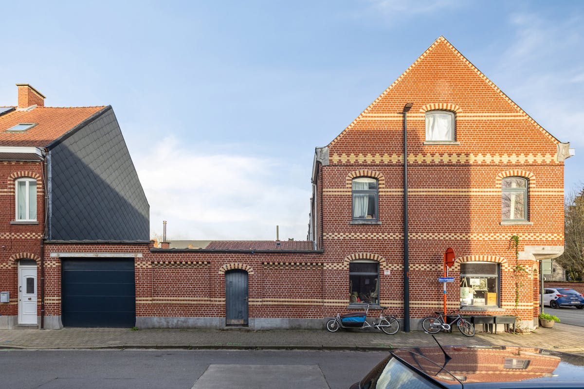 Cozy 3-bedroom house with nice courtyard and garage - photo 3