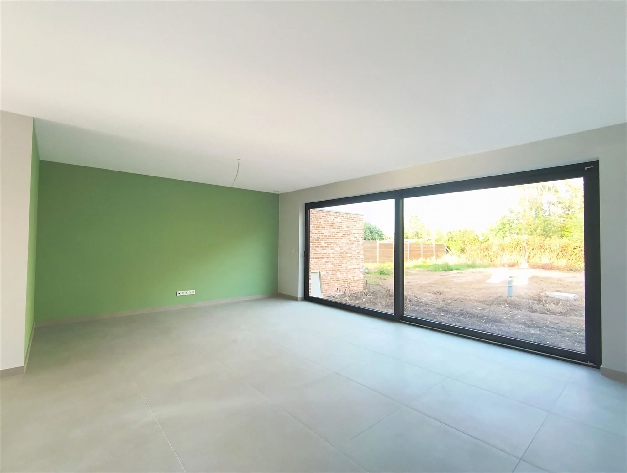 Gloednieuw wooncomfort in deze woning met 3 slaapkamers, terras, tuin en carport. - foto 5