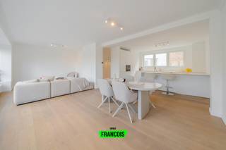 Op zoek naar een stijlvol en kwalitatief afgewerkt appartement waar comfort en ruimte centraal staan? Dit prachtig hernieuwbouwappartement op de tweede verdieping in de Prinsenlaan 47 biedt het allemaal.<br /><br />Zowel het appartement als het volledige gebouw werden grondig en met oog voor detail vernieuwd. Hierbij werd gekozen voor hoogwaardige materialen en een tijdloze afwerking, wat resulteert in een warme en moderne woonbeleving.<br /><br />Met een bewoonbare oppervlakte van maar liefst 118 m² geniet u van royale leefruimtes en een slimme indeling. De lichtrijke leefruimte sluit naadloos aan op het terras, waar u in alle rust kan genieten van een open zicht op de tennisvelden en het omliggende groen.<br /><br />De volledig uitgeruste keuken vormt het hart van het appartement en biedt alle comfort voor dagelijks gebruik. De stijlvolle parketvloeren versterken het gevoel van warmte en kwaliteit doorheen de hele woning.<br /><br />Het appartement beschikt over 2 volwaardige slaapkamers met de mogelijkheid tot een derde kamer, ideaal als bureau of hobbyruimte. Daarnaast is er een functionele en sfeervolle badkamer, een praktische dressing en een afzonderlijke berging.<br /><br />