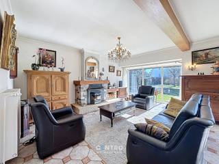Degelijk gebouwde woning met 3 slpks én 2 garages op een mooi perceel grond van 880m2!<br /><br /><strong>INDELING:<br /><u><em>Gelijkvloers:</em></u></strong><br />Inkomhal - ruime LICHTRIJKE living met houtcassette - ingerichte leefkeuken (O.a. met granieten werkblad, keramisch fornuis, dampkap, dubbele spoelbak, heteluchtoven, ingebouwde microgolfoven, frigo én vaatwasmachine) - berging - afzonderlijk gastentoilet - badkamer (O.a. met lavabomeubel, toilet en douche) - 3 volwaardige slaapkamers - ruime garage (met automatische sectionale poort en voorzieningen voor wasmachine) - 2de garage - grote oprit - grote tuin met moestuin en tuinhuis.<br /><br /><u><em><strong>Eerste verdieping:</strong></em></u><br />Ruime zolder.<br /><br /><u><strong>Opmerkingen:</strong></u><br />- ROLLUIKEN aanwezig.<br />- Overal DUBBELE beglazing (PVC).<br />- Regenwaterput aanwezig.<br /><br />Interessant gelegen woning met mooie ruimtes, vlakbij winkels, scholen en het openbaar vervoer! Aarzel zeker niet om ons te contacteren voor verdere info en/of een bezoek ter plaatse: 050/70.01.02 - info@centro.be