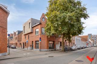 Ben je op zoek naar een comfortabele studentenstudio op een toplocatie, of wil je investeren in vastgoed met zekerheid?<br /><br /><br />Deze instapklare studio van ca. 40 m² voldoet aan alle moderne normen en is meteen beschikbaar. Het gebouw werd in 2020 volledig gerenoveerd, wat zorgt voor een asbestveilige omgeving, een conforme elektriciteitskeuring én een gunstig EPC-label B.<br /><br /><br />De studio beschikt over een lichtrijk woongedeelte met slaaphoek, een open en volledig ingerichte keuken (kookplaat, koelkast, combi-oven en vaatwasser), een badkamer met inloopdouche en lavabo, een apart toilet en een ruime berging met aansluiting voor een wasmachine. Vanuit het leefgedeelte stap je rechtstreeks naar het privatief terras, waar je rustig kan genieten.<br /><br />Wenst je meer informatie of een afspraak te plaatse? Aarzel dan zeker niet om contact op te nemen met BVM Vastgoed op het telefoonnummer 016 23 21 45 of via info@bvm-vastgoed.be<br /><br /><br />Naast je eigen studio profiteer je ook van de gemeenschappelijke keuken en leefruimte in het gebouw. Dankzij de centrale ligging vlak bij het station van Leuven en de vlotte verbinding met het stadscentrum is dit een bijzonder interessante plek voor studenten en investeerders.<br /><br /><br />Troeven:<br />* centrale ligging nabij Station Leuven<br />* volledig gerenoveerd in 2020<br />* EPC B, asbestveilig en conforme elektriciteit<br />* privatief terras en ruime bergruimte