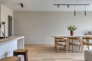 Découvrez cette propriété lors de la vente d'électricité du samedi 31/01 de 9h à 10h, prenez rendez-vous dès maintenant !<br /><br />Ce bel appartement neuf prêt à emménager est situé dans un emplacement privilégié à proximité du centre animé de Vichte. Vous recherchez un appartement économe en énergie et de haute qualité ? Alors c'est ta chance ! <br /><br />Cet appartement prêt à emménager est un rêve pour ceux qui souhaitent emménager immédiatement. Ici, vous vivez avec toutes les commodités, les commerces et les transports en commun accessibles à pied. L'appartement dispose de deux chambres confortables et d'un salon lumineux avec une cuisine ouverte. Profitez du soleil dans le grand jardin orienté plein sud avec terrasse, idéal pour la détente et la vie en plein air. <br /><br />L'appartement est également très économe en énergie et est équipé d'une pompe à chaleur air-eau performante et d'une excellente isolation, ce qui se traduit par une faible facture énergétique. <br /><br />Vous n'avez rien d'autre à faire, car cet appartement neuf est entièrement peint et déjà équipé de rideaux. <br /><br />MISE EN PAGE<br />Hall d'entrée - séjour lumineux avec cuisine ouverte - jardin orienté sud avec terrasse - débarras - chambre 1 - chambre 2 - salle de bain<br /><br />GÉNÉRAL<br />- Une place de parking est requise<br />- Pompe à chaleur (air - eau)<br />- Ventilation D<br /><br />Vous souhaitez découvrir par vous-même cet appartement neuf unique et économe en énergie avec jardin à Vichte ? Pour plus d'informations ou pour une visite sur place, contactez-nous dès aujourd'hui : 056 605 605/ matisse.vandererven@dewaele.com