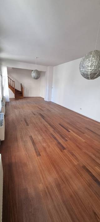 Antwerpen duplex appartement 2 slaapkamers in achtergebouw van mooiste herenhuis van de Prinsesstraat. Zeer kalm en absolute privacy. Toegang door de inkomhal van het herenhuis en tuin. Privatief terras. Zicht op de tuin vanuit de living 13 meter lang, 4 dubbele ramen. Keuken aansluitend aan terras met alle toestellen ingericht. Toilet, toegang tot de keldertrap. Trap naar eerste verdieping in de living.<br />Onderkelderd met isolatie 10cm PIR tegen kelderplafond.<br />Op de verdieping een overloop met WC. Grote slaapkamer met aansluitend badkamer met ligbad, 2 lavabo's en douche. 2e slaapkamer met eigen lavabo en douche.<br />Thans zijmuur en kelderplafond geïsoleerd en in augustus het dak, dus EPC wordt nog aangepast na uitvoering werken. Mogelijkheid tot aankoop autostaanplaats in ondergrondse garage in de Pieter van Hobokenstraat 35.000€. Rechtstreeks van eigenaar bel 0473/582946.<br />GEEN IMMO AUB<br />