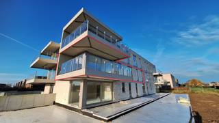 <strong>Appartement 1.02 – Ruim en comfortabel wonen op de eerste verdieping in Klaverstuk 24</strong><br /><br />Welkom in appartement 1.02, een prachtig en instapklaar appartement op de eerste verdieping van het exclusieve Klaverstuk 24 in Zedelgem.<br />Met zijn royale indeling, twee badkamers en een ruim terras biedt dit appartement alles wat u nodig heeft voor een comfortabele en moderne levensstijl.
<h4><strong>Kenmerken van appartement 1.02</strong></h4>

<ul>
	<li>* Bewoonbare oppervlakte: 103 m²</li>
	<li>* Inkomhal met praktische vestiaire en apart gastentoilet.</li>
	<li>* 3 ruime slaapkamers, ideaal voor gezinnen of extra werk-/logeerruimte.</li>
	<li>* 2 badkamers: één met meubel en inloopdouche, en één met meubel en ligbad.</li>
	<li>* Lichtrijke leefruimte dankzij grote raampartijen, met een moderne open keuken.</li>
	<li>* Handige wasplaats voor extra opbergruimte.</li>
	<li>* Ruim terras van 20 m², perfect om te genieten van de buitenlucht.</li>
	<li>* Inclusief ondergrondse parkeerplaats en fietsenberging.</li>
</ul>

<h4><strong>Hoogwaardige afwerking en energiezuinig</strong></h4>
Dit appartement biedt niet alleen stijl en comfort, maar is ook duurzaam en energiezuinig:

<ul>
	<li>* Vloerverwarming voor een aangename temperatuur in alle seizoenen.</li>
	<li>* Warmtepomp en zonnepanelen voor een milieuvriendelijke energievoorziening.</li>
	<li>* Een uitzonderlijk laag E-peil van 30, wat recht geeft op vrijstelling van de onroerende voorheffing.</li>
</ul>

<h4><strong>Perfect gelegen in Zedelgem</strong></h4>
Klaverstuk 24 ligt in een rustige, groene omgeving met alle voorzieningen binnen handbereik.<br />Het centrum van Zedelgem, openbaar vervoer en uitvalswegen naar Brugge en omliggende steden zijn vlot bereikbaar.<br />Met zijn royale ruimte en moderne afwerking is appartement 1.02 de ideale keuze voor wie stijlvol en comfortabel wil wonen.<br /><strong>Contacteer ons vandaag nog voor meer informatie of een bezoek.</strong><br /><br />Uw droomappartement wacht op u!<br /><br /><strong>051 21 11 11 of matias@imfiro.be</strong>