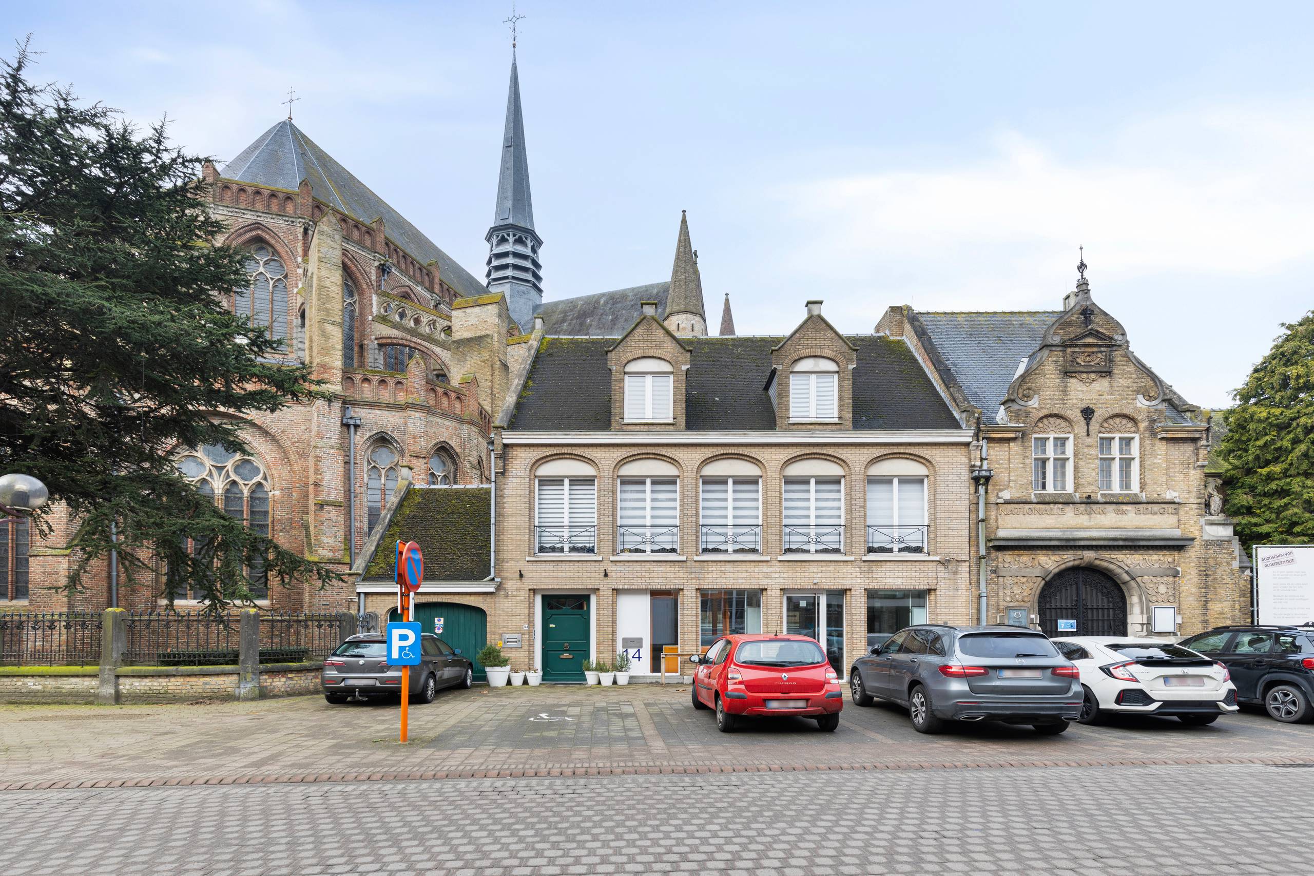 Handelspand met woonst te koop in centrum Veurne - foto 1
