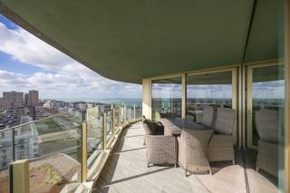 <strong><span>Luxueus drieslaapkamerappartement met panoramisch uitzicht</span></strong><br />Ontdek dit prachtig afgewerkt drieslaapkamerappartement op de 13e verdieping van de recent opgerichte Residentie The Waves, een moderne toplocatie in Oostende.<br />Het appartement geniet van een subliem uitzicht over het groene domein van Wellington Golf én zijdelings zeezicht vanaf de zonnige terrassen.<br />De lichtrijke leefruimte met grote raampartijen biedt een ruimtelijk gevoel en een directe verbinding met de terrassen. <br />De volledig ingerichte open keuken sluit harmonieus aan bij de leefruimte en straalt hedendaags comfort uit.<br />Het appartement beschikt over drie volwaardige slaapkamers, twee stijlvolle badkamers (waaronder één met inloopdouche en één met ligbad), een aparte technische berging en een gastentoilet. Een privatieve kelderberging is inbegrepen in de prijs. U heeft de mogelijkheid tot aankoop van meerdere garageboxen in dezelfde residentie. Dit appartement is het beste van het project The Waves, het combineert zon en zee op een fantastische oppervlakte. <br /><br /><u>Praktisch</u>:
<ul>
<li>oppervlakte: 134 m² + ruime zonnige terrassen</li>
<li>Mogelijkheid tot aankoop van 3 garages</li>
<li>K.I.: € 1.337,00</li>
<li>EPC: 74 kWh/(m² jaar) - A-label</li>
</ul>