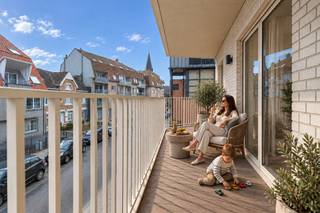 Residentie Ace is gelegen in het bruisende centrum van Wenduine, op een steenworp afstand van winkels, openbaar vervoer, tennis & minigolf en slechts 400 meter van het strand van Wenduine. Het project omvat 8 royale appartementen met een bewoonbare oppervlakte van 107 – 137 m2 en met prachtige terrassen. Hier heb je de keuze uit 2 - en 3 slaapkamerappartementen. Momenteel kan je hier nog genieten van het verlaagde BTW-tarief van 6%!
Uniek aan het project is niet alleen de doordachte architectuur, maar ook de nadruk op kwaliteit en duurzaamheid. Het streven naar alle nodige comfort gaat hand in hand met hoogwaardige afwerkingen en grote raampartijen die zorgen voor een lichtrijk gevoel, het hele jaar door. Deze energiezuinige bouw is niet alleen ecologisch verantwoord, maar ook duurzaam, met E-peilen lager dan E40. Zo opteert men bijvoorbeeld voor vloerverwarming gekoppeld aan geothermie, waardoor je geniet van een aangenaam en efficiënt woonklimaat. Tevens is er de mogelijkheid tot aanschaffen van een individuele berging en/of autostaanplaats.
Wens je meer informatie over Ace in het centrum van Wenduine? Contacteer ons via 050 70 81 74 of hello@keyimmo.be.