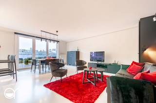 In de Mageleinstraat vinden we dit high-end afgewerkt appartement met uitzicht op de iconische torens van Gent. Het is gelegen in een kleinschalige residentie op een uitzonderlijke locatie. Het onderging een kwalitatieve totaalrenovatie in 2019. Er werd veel aandacht besteed aan duurzaamheid, onderhoudsvriendelijkheid en wooncomfort. Het appartement is een uniek vastgoed, ideaal voor mensen die houden van een bruisend stadsleven in Gent. <br /><br />We wandelen binnen in een aangename inkomruimte. Aan de linkerkant bevindt zich de open en zeer lichtrijke leefruimte. Deze omvat een open en hyper-uitgeruste keuken, uitgerust met een ingebouwde oven, microgolf, vaatwasser, spoelbak, inductiekookplaat, koelkast en diepvriezer. Koken met uitzicht op de Sint-Niklaaskerk, een uniek gegeven. Verder vinden we hier nog een ruime zithoek en eetplaats. Aan de andere kant van het appartement bevindt zich de comfortabele slaapkamer, de badkamer met inloopdouche en wastafel en een apart toilet. Het appartement heeft ook een zonnig terras. <br /><br />Extra troeven: de meubels die op de foto’s staan kunnen ook overgenomen worden en er is een kelderberging in de prijs inbegrepen. Er is een lift in het gebouw.<br /><br />Wenst u graag meer info en/of een bezoek? Contacteer dan Benjamin De Wit (benjamin@rosseel.be of 0473 97 08 80).