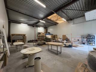 Bedrijfshal te huur!<br /><br />De hal is gelegen op de volledig gerenoveerde Flam site, in de Fabrieksstraat te Sint-Truiden, in een afgesloten domein met voldoende parkeermogelijkheden.<br /><br />Deze unit is uitgerust met een sectionale poort met een doorrijhoogte van 4m80 en een vrije hoogte van ongeveer 5m60.<br /><br />De totale vloeroppervlakte bedraagt 186 m².<br /><br />De ligging biedt een vlotte verbinding met Tienen, Tongeren, Borgloon, Luik en Hasselt. <br /><br />Interesse? Neem contact op met Aktimmo voor meer info of een bezoek ter plaatse.