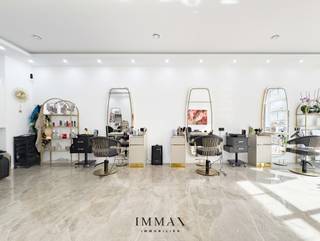 Dit handelspand bevindt zich op een toplocatie op de Bayauxlaan vlakbij het Rubensplein, Casino en de Lippenslaan van Knokke. Het pand biedt een commerciële ruimte met een tweede praktijkruimte/bureau, een afzonderlijke keuken en afzonderlijk toilet. Een ideale investering voor ondernemers die willen profiteren van deze centrale locatie.<br /><br />Mogelijkheid tot aankoop van een autostaanplaats/garagebox in de nabije omgeving!<br />EPB aangifte in opmaak.<br /><br />Aarzel niet om ons te contacteren voor meer informatie via: tel.: 050 62 44 14 of via knokke@immax.be