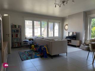 <p><span>Duplex appartement met 3 slaapkamers in Mechelen</span></p><p><span>Via de inkomhal betreed je dit aangename duplex appartement. In de inkomhal bevindt zich tevens een toilet. Verder kom je in de lichtrijke leefruimte, die dankzij de grote raampartijen geniet van een aangename natuurlijke lichtinval. <br />Aansluitend bevindt zich de keuken, voorzien van voldoende opberg- en werkruimte.</span></p><p><span>Via de keuken heb je toegang tot het gezellige terras, waar je in alle rust kan genieten van een zonnige dag of een ontspannen avond.</span></p><p><span>Op de bovenverdieping bevinden zich drie slaapkamers, die voldoende ruimte bieden voor een gezin, een thuisbureau of hobbykamer. De badkamer is uitgerust met een douche en wastafel.</span></p><p><span>Dankzij de praktische duplexindeling zijn het woon- en slaapgedeelte mooi van elkaar gescheiden, wat zorgt voor extra comfort en privacy.</span></p><p><span>Een bijkomende troef is de garage, ideaal voor het parkeren van je wagen of als extra bergruimte.</span></p><p><span>Dit appartement is gelegen in Mechelen, met winkels, scholen, openbaar vervoer en belangrijke verbindingswegen binnen handbereik.</span></p><p><span>Ben jij op zoek naar een duplex appartement in Mechelen? Aarzel dan niet langer en contacteer ons voor een bezoek!</span></p><p><span>015 20 36 00 info@domoxim.be</span></p>