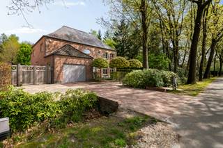 Zeer luxueuze en energiezuinige villa met 6slk en 3bdk, verwarmd zwembad en koivijver op een perceel van 1.575m².Via een poortje in de achtertuin...