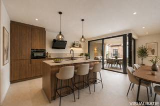<strong>NIEUWBOUWAPPARTEMENT MET 2 SLAAPKAMERS IN HARTJE HOOGSTRATEN<br /><br /></strong>Dit moderne nieuwbouwappartement gelegen op de eerste verdieping, bevindt zich in het prachtige project "De Tram", in het hartje van Hoogstraten.<br /><br /><strong>INDELING<br />1STE VERDIEPING<br /></strong><span>Inkomhal met ruimte voor een ingemaakte vestiairekast. Woonkamer met open keuken en keukeneiland met toegang naar het terras.<br />Keuken voorzien van volgende toestellen: inductiekookplaat, afzuigkap, combi-oven, vaatwasser en koelkast.<br />Nachthal met toegang tot toiletruimte met handenwasser, 2 slaapkamers, berging/wasplaats, warmtepomp en aansluiting voor wasmachine en droogkast en badkamer voorzien van een inloopdouche en een dubbele lavabo.<br /></span><span><br /><strong>BUITEN<br /></strong>Zuid-georiënteerd terras<br /><br /><strong>KELDERVERDIEPING<br /></strong>Ondergronds is er een parkeergarage voorzien van autostaanplaatsen, fietsstaanplaatsen en private bergingen. <br /></span><br /><span><strong>BIJZONDERHEDEN</strong></span><br /><span>Vloerverwarming. Warmtepomp. Aluminium schrijnwerk. Dubbele isolerende beglazing. <br />Ventilatiesysteem type-D. Zonnepanelen aanwezig. Lift aanwezig.<br /></span><span><br /></span><b>ALGEMEEN<br /></b>Het appartement wordt volledig afgewerkt en instapklaar opgeleverd, met ruime afwerkingsbudgetten en een hoogwaardige materiaalkeuze. Het gehele project bevindt zich momenteel in de laatste afwerkingsfase. <br /><br />De autostaanplaats en kelderberging zijn apart aan te kopen.<br /><br />Project en uitvoering: <strong>Martrick Projects</strong>.