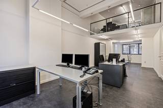 Het pand is een mooie combinatie van geschiedenis, klasse en authenticiteit – en biedt tegelijk tal van mogelijkheden voor wie op zoek is naar een exclusieve woonst of een combinatie van werken en wonen.Dit prachtige herenhuis kreeg een renovatie in 1995.Indeling:Het gebouw is momenteel ingericht als kantoor, maar de royale volumes, hoge plafonds en authentieke elementen vormen deze de perfecte basis voor een stijlvolle herbestemming.Troeven:-Garage -Keuken en badkamer aanwezig-Buitenruimte op zuidkantDankzij de solide structuur en gunstige indeling leent dit pand zich uitstekend voor diverse invullingen.Extra troef is de mogelijkheid tot aankoop van het kantoor gelegen aan de Leopoldstraat 9 te Mechelen dat achteraan het pand een toegang heeft en een mooie combinatie tussen werk en luxueus wonen kan zijn.Heeft u interesse in dit pand? Maak dan snel je afspraak met Dewaele vastgoed te Mechelen.