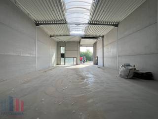 Fantastisch gelegen nieuwbouw KMO-unit, met zeer vlotte bereikbaarheid naar de E40. De opslagruimte heeft een oppervlakte van 300 m² en is...