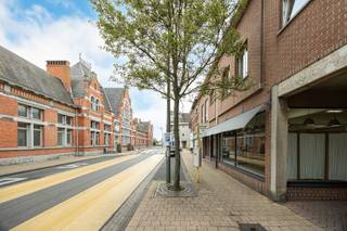 Uitstekend gelegen handelspand - kantoor met magazijn en bureau!<br /><br />Bent u op zoek naar een veelzijdig handelspand met tal van mogelijkheden gelegen aan het trein station?<br /><br />Dit goed gelegen commercieel pand combineert zichtbaarheid, ruimte en functionaliteit, ideaal voor ondernemers of investeerders.<br />Met een totale netto-oppervlakte van <strong>290 m²</strong> biedt dit pand een ruime handelsruimte, aangevuld met een praktisch magazijn en bureau achteraan. Deze indeling maakt het perfect geschikt voor diverse activiteiten zoals retail, showroom, kantoor of combinatie met opslag.<br /><br />Extra troef zijn de uitbreidingsmogelijkheden:<br />Er is de optie om 4 staanplaatsen bij te huren, wat zorgt voor extra comfort voor uzelf, uw personeel of uw klanten.<br /><br />Dankzij de gunstige ligging geniet het pand van een vlotte bereikbaarheid en een sterke commerciële visibiliteit.<br /><br />Een uitstekende opportuniteit voor wie wil investeren in een strategisch gelegen handelspand met potentieel!<br />Interesse? Neem vandaag nog contact op voor meer informatie of een bezoek ter plaatse.<br /><br />Verwarming mazout!<br />