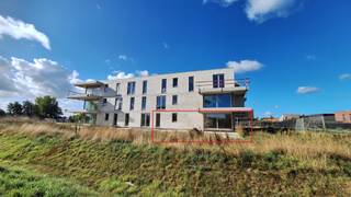 <strong>Appartement 0.02 – Gelijkvloers wonen met tuin in Klaverstuk 24</strong><br /><br />Maak kennis met <strong>appartement 0.02</strong>, een unieke kans om stijlvol en comfortabel gelijkvloers te wonen in het gloednieuwe project <strong>Klaverstuk 24</strong> te Zedelgem.<br />Met een grote privé-tuin en terras is dit appartement de perfecte keuze voor wie rust en ruimte zoekt, gecombineerd met hoogwaardige afwerking.
<h4><strong>Kenmerken van appartement 0.02</strong></h4>

<ul>
	<li>* <strong>Bewoonbare oppervlakte</strong>: 70 m²</li>
	<li>* <strong>Inkomhal </strong>met apart gastentoilet.</li>
	<li>* <strong>1 ruime slaapkamer</strong>, ideaal voor singles of koppels.</li>
	<li>* Moderne badkamer met <strong>meubel en douche</strong>.</li>
	<li>* <strong>Lichtrijke leefruimte</strong> met grote ramen en een open, volledig uitgeruste keuken.</li>
	<li>* Praktische <strong>wasplaats</strong> voor extra opbergruimte.</li>
	<li>* Riant <strong>terras van 23 m²</strong> en een aangelegde <strong>tuin van 116 m²</strong>, perfect om buiten te ontspannen en te genieten.</li>
	<li>* Inclusief <strong>ondergrondse parkeerplaats</strong> en <strong>fietsenberging</strong>.</li>
</ul>

<h4><strong>Duurzaamheid en comfort</strong></h4>

<p>Dit instapklare appartement is voorzien van:</p>

<ul>
	<li>* Vloerverwarming voor een gelijkmatige warmteverdeling.</li>
	<li>* Warmtepomp en zonnepanelen voor energiezuinig wonen.</li>
	<li>* Een E-peil van 30, waardoor u profiteert van een vrijstelling op de onroerende voorheffing.</li>
</ul>

<h4><strong>Rustig wonen met alles binnen handbereik</strong></h4>
Gelegen in een groene omgeving met vlotte verbinding naar het centrum van Zedelgem en nabijgelegen steden zoals Brugge, biedt Klaverstuk 24 u een perfecte mix van rust en bereikbaarheid.<br /><br />Dit appartement is dé ideale keuze voor wie houdt van modern comfort en extra buitenruimte.<br />Contacteer ons vandaag voor meer informatie of een bezoek.<br /><br /><strong>Hier begint uw nieuwe hoofdstuk!<br /><br />051 21 11 11 of matias@imfiro.be</strong>