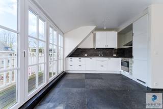 KNESSELARE - RICHTPRIJS - Ruim en modern woonappartement (bouwjaar 2020) met 2 slaapkamers en terras.<br />Het appartement beschikt over een praktische inkomhal met berging en apart toilet. Verder zijn er twee volwaardige slaapkamers en een badkamer uitgerust met een douche en lavabomeubel.<br />De grote, lichtrijke leefruimte sluit aan op een volledig ingerichte open keuken en geeft rechtstreeks toegang tot het zongerichte terras<br /><br />Richtprijs: 299.000 EUR -  De vermelde prijs is een richtprijs: ieder bod wordt voorgelegd aan de eigenaars, die al dan niet kunnen ingaan op het voorstel.<br /><br />Contacteer PERSPECTIEF VASTGOED  7 op 7 voor meer info of bezoek bel Denis 050/550.750 of info@perspectiefvastgoed.be<br /> 