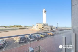 Dit prachtig gerenoveerde appartement bevindt zich op een topligging aan de Zeedijk en Haven van Blankenberge en werd in 2025-2026 grondig vernieuwd. Met een bewoonbare oppervlakte van 80 m², een A-label (98 kWh/m²/jaar) en een aangenaam terras biedt deze eigendom een uitstekende combinatie van comfort, ruimte en ligging.<br /><br />Bij het binnenkomen beschikt de ruime inkomhal over praktische bergkasten. De lichtrijke woonkamer van bijna 28 m² is afgewerkt met een moderne laminaatvloer en geniet dankzij het grote schuifraam van een aangename lichtinval en rechtstreekse toegang tot het terras. De open, praktische keuken is uitgerust met onder meer een inductie kookplaat, combi oven, vaatwasser, dampkap, kunstmarmeren werkblad en Vaillant gasboiler. Achteraan bevindt zich een tweede terras.<br /><br />Verder beschikt het appartement over een apart toilet en een volledig betegelde badkamer met ligbad en douchemogelijkheid, lavabo, spiegel, ventilatie en verwarming. De twee slaapkamers bieden elk voldoende ruimte en comfort; één slaapkamer beschikt bovendien over een lavabo met spiegel en verlichting, terwijl de tweede is voorzien van een ingebouwde kast.<br /><br />Het appartement wordt verwarmd via centrale verwarming op aardgas en beschikt over aluminium ramen. De elektriciteit en technische voorzieningen werden meegenomen in de renovatie. De woning is asbestveilig.<br /><br />Een bijzonder aantrekkelijke kustwoning voor wie op zoek is naar een instapklaar appartement met terras, vlak bij zee, haven, winkels en horeca.
