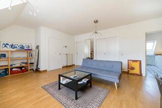 1000 BRUSSEL (Laekenstraat 111) - Op de bovenste verdieping van een klein gebouw in het stadscentrum biedt TREVI u dit mooie gemeubileerde appartement van ± 60 m² aan, met de volgende indeling: woonkamer; ingerichte keuken, slaapgedeelte, slaapkamer, badkamer. EPB: D (174 kWh/(m²/jaar) 34 kg/(m²/jaar) Huurprijs: 1.075 € / maand. Vooruitbetaling voor kosten: 75 € / maand voor eigen waterverbruik, verzekering en onderhoud van de gemeenschappelijke ruimtes. Mogelijkheid om een parkeerplaats te huren voor 125 € extra. Beschikbaar vanaf 01/12/2026. Informatie en bezichtigingen bij Louis Meert 0477 57 98 87 of via e-mail: LMEERT@TREVI.BE