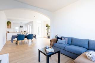 Deze fijne woning werd zopas compleet gerenoveerd, en is op zoek naar zijn eerste bewoner!INDELING:Gelijkvloers * inkomhal met trap naar de...