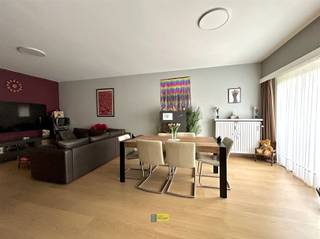 <p><span>Op zoek naar een instapklaar appartement met bijhorende garage op een zeer goede locatie dan is dit eigendom zeker een bezoek waard, op de eerste verdieping biedt de inkomhal toegang tot een ruime living (33 m²) en een recente, enkelwandige keuken, verder in de hal vindt u een praktische berging, het aparte toilet, de 1ste slaapkamer (9m²) met terras op het zuidoosten gericht, de tweede slaapkamer (13 m²) en de badkamer voorzien van een (nieuwe) douche en wastafel, e-peil = B (net geen A &lt; 105), conforme elektriciteit, asbestveilig, onlangs werd het hoofddak en de collectieve cv ketel vernieuwd</span></p>