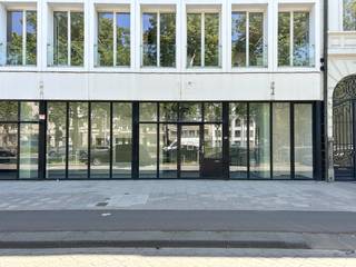 Lichtrijk handelsgelijkvloers met brede vitrine + 5 parkeerplaatsen te koop op de Amerikalei.Deze ruimte is geschikt voor diverse commerciële...