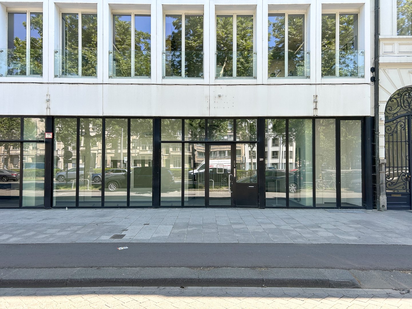 Handelsgelijkvloers met parking op de Leien - foto 1