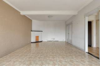 <p>Dit ruim en verzorgd appartement met twee slaapkamers bevindt zich op de vierde verdieping en biedt een <strong>prachtig zicht</strong> op de skyline van Antwerpen.<br />Indeling: ruime inkomhal met apart toilet, vooraan het appartement vinden we de<strong> lichtrijke leefruimte</strong> terug die verder toegang biedt tot de keuken. Achteraan bevinden zich <strong>twee volwaardige slaapkamers</strong>, beide voorzien van ingemaakte kasten. De grootste slaapkamer biedt nog toegang tot het<strong> terras van ca. 10 m² </strong>met noordwestelijke oriëntatie. De badkamer beschikt over een ligbad met douchefunctie, enkele lavabo en een ingemaakte kast.</p><p>Tot slot is er nog de mogelijkheid om een<strong> overdekte autostaanplaats </strong>aan te kopen aan € 20.000.</p><p>Extra:<br />- EPC-klasse B (144 kWh/m² jaar) - GEEN renovatieverplichting!<br />- Kelderberging aanwezig en inbegrepen in de vraagprijs<br />- Lift aanwezig in het gebouw<br />- Dak van het gebouw is recent vervangen<br />- Watertoets: P-score C, G-score C<br />- Woongebied, stedenbouwkundige informatie in aanvraag<br />- Maatregelenregister in aanvraag</p><p>Nabij school, winkels, autosnelweg, openbaar vervoer, etc. Voor meer info ga naar www.coenenvastgoed.be of bel 03/375.82.92</p>