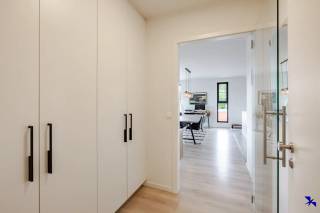 Welkom in Willebroek!<br /><br />Welkom in het bruisende centrum van Willebroek! Dit ruime appartement heeft een bewoonbare oppervlakte van maar liefst 134,6 m² en biedt een comfortabele leefruimte voor het hele gezin. Met drie slaapkamers en een ruime badkamer is dit de ideale plek om rustig te wonen in een gezellige omgeving.<br /><br />De moderne open keuken vormt het hart van het appartement, dat verder beschikt over een inkomhal, twee toiletten en een zonnig terras waar u in alle rust kunt genieten van het buitenleven. Het gebouw is recent gebouwd en uitgerust met duurzame aluminium ramen met vliegenramen, een ventilatiesysteem type C en een aparte berging voor extra opbergruimte.<br /><br />Voor het parkeren is er één garageplaats beschikbaar die optioneel kan worden aangekocht, wat het woongenot nog completer maakt. Dankzij het gunstige EPC-label bent u ook verzekerd van een energiezuinig en comfortabel woningklimaat.<br /><br />Interesse gewekt? Contacteer ons kantoor via info@hiro.be of 03 230 00 14!