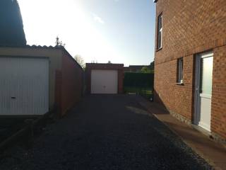 In de Bekaertstraat, een rustige wijk nabij het station van Nazareth, vinden we deze halfopen gezinswoning.De woning beschikt over een inkomhal met...