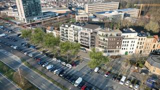 Ontdek vijf exclusieve appartementen in Antwerpen-Zuid, waar modern design en tijdloze luxe samenkomen. Grote raampartijen brengen licht en ruimte, terwijl de hoogwaardige afwerking garant staat voor elegant wooncomfort. Dankzij zonnepanelen en een warmtepomp geniet u bovendien van een uiterst energiezuinige thuis in het hart van de stad. U koopt exclusief 6% btw op de constructiewaarde (2/3de van de aankoopprijs) en 12% registratierechten (1/3de van de aankoopprijs).