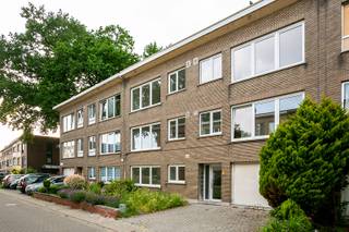 Dit luxueus en kleinschalig renovatieproject (slechts vijf eenheden) is gelegen in de gegeerde Zwarte Arendwijk, heel rustig wonen en toch zit je niet ver van de stad! Vlakbij allerlei invalswegen, het "rondpunt" van Wommelgem, het Shopping Center en ook het groene Rivierenhof is niet veraf. Met het park van kasteel "Zwarte Arend' als voortuin, vanwaar een mooie wandelroute start doorheen weides en bossen, langs verschillende kasteeldomeinen!<br /><br />Het appartement beschikt over een inkomhal voorzien van separaat toilet, badkamer en twee slaapkamers achteraan. Vooraan zeer richtrijke leefruimte met half open, volledig ingerichte en luxueus afgewerkte keuken. Dit pand onderging een zorgvuldige totaalrenovatie. <br /><br />Bijzonderheden:<br />- Gas en elektriciteit met individuele meters<br />- Handige kelderberging per appartement voorzien<br />- Beschikbaar vanaf 01-10-2026 <br />- €40 maandelijkse kosten (licht gang, verzekering, gemene delen, voorschot privatief waterverbruik .. )