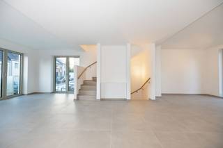LAEKEN, Rue du Bois Henri, in een doodlopende straat, bieden wij u deze nieuwe woning van ± 308 m² aan, die een ideale leefomgeving biedt voor...