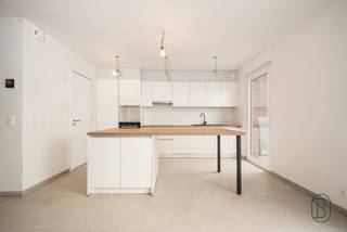 Te Koop: nieuwbouwwoning met 3 slpk, tuin, garage en prachtig uitzicht.<br /><br />Op een mooie, rustige locatie op Tiegemberg ontdek je deze instapklare nieuwbouwwoning, met open uitzicht en aparte garage. <br />De woning combineert een kwalitatieve afwerking met energiezuinige technieken. Mogelijkheid aankoop verlaagd btw-tarief van 6% (onder voorwaarden).<br /><br />Wat maakt deze woning uniek?<br />INDELING: gelijkvloers: inkomhal, toilet, ruime lichtrijke leefruimte met open volledig ingerichte keuken met zicht op de tuin, praktische berging/wasplaats. <br />De bovenverdieping telt 3 slaapkamers, badkamer en een extra afzonderlijk toilet. <br /><br />De woning beschikt over vloerverwarming en een warmtepompinstallatie.<br /><br />Voor wie is dit ideaal?<br />Perfect voor gezinnen of koppels die willen wonen op een rustige, groene locatie met open uitzichten en tegelijk willen genieten van modern wooncomfort en energiezuinigheid.<br /><br />Te koop via Immo Beguin, jouw vastgoedexpert sinds 2009, met kantoren in Ronse, Waregem, Kortrijk, Deinze, Doornik en Lessines.<br /><br />Bezoek na afspraak: arne@immobeguin.be