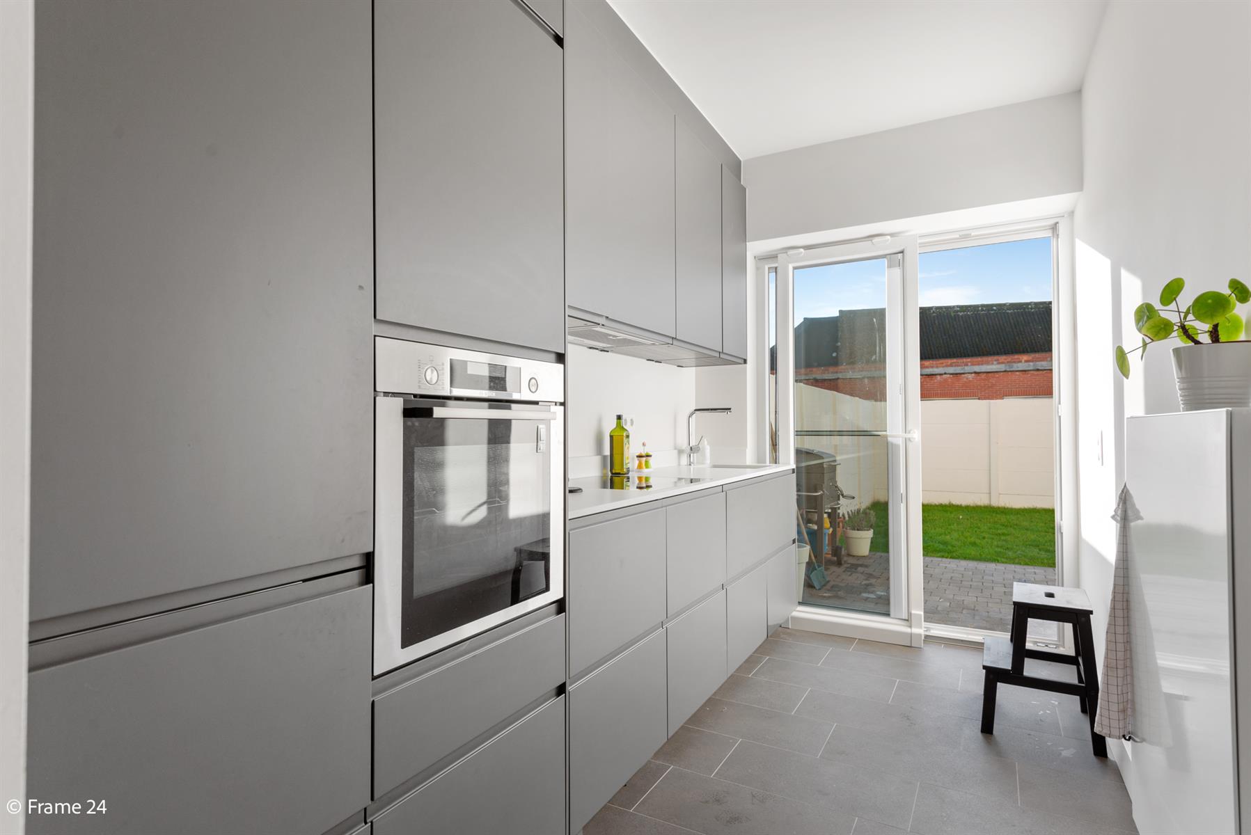 Gelijkvloers appartement met terras en tuin. - foto 5